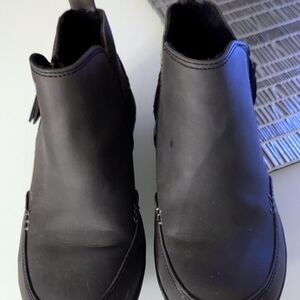 Woman's Skechers Aircooled Memory Foam Relaxed Fit Zip Up Ankle Boots. Size 6